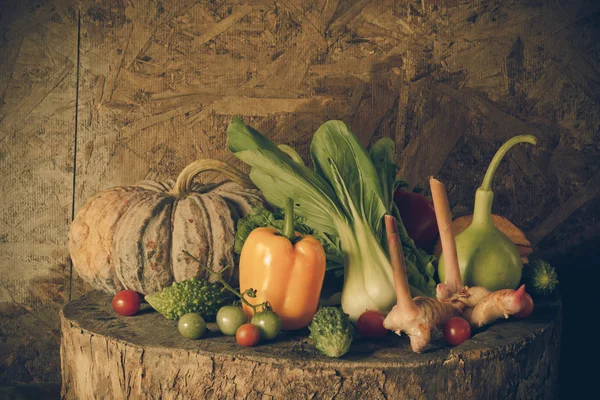 Stilleben av grönsaker och frukt. — Stockfoto