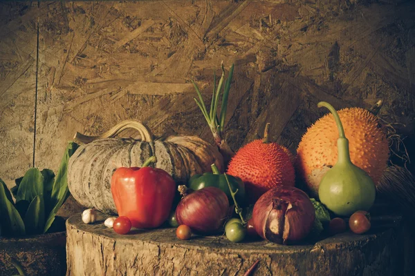 Stilleben av grönsaker och frukt. — Stockfoto