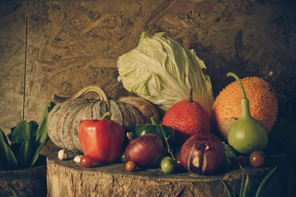 Stilleven groenten en fruit. — Stockfoto