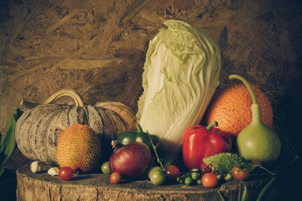 Stilleben av grönsaker och frukt. — Stockfoto