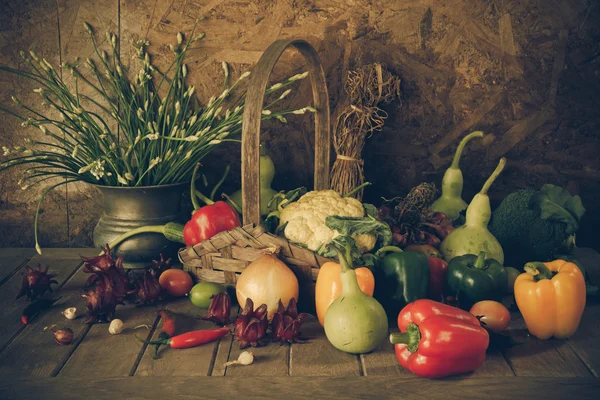 Stilleben grönsaker, örter och frukter. — Stockfoto