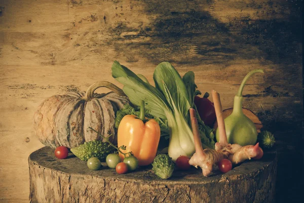 Stilleben av grönsaker och frukt. — Stockfoto