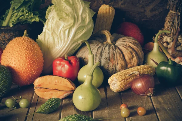 Stilleben av grönsaker och frukt. — Stockfoto