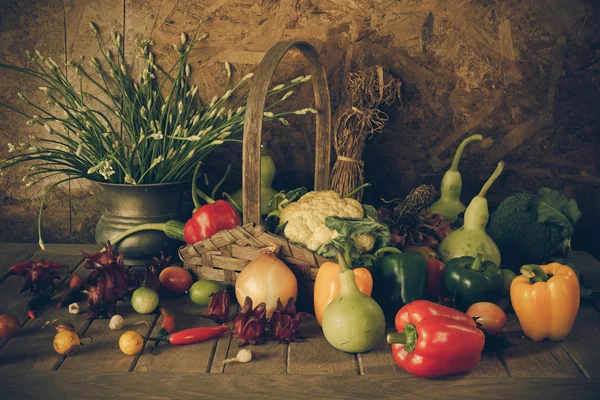 Nature morte Légumes, herbes et fruits . — Photo