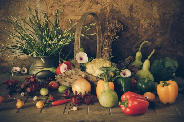 Nature morte Légumes, herbes et fruits . — Photo