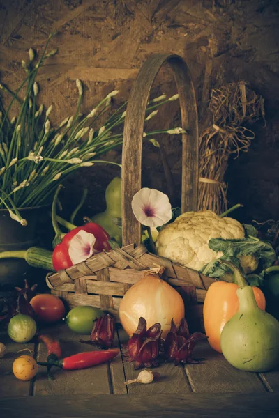 Nature morte Légumes, herbes et fruits . — Photo