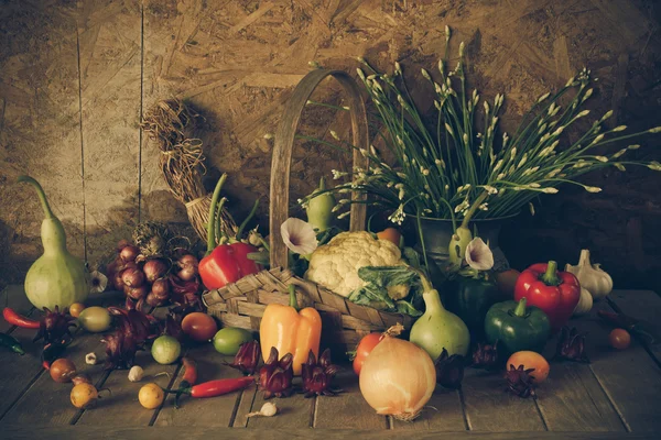 Nature morte Légumes, herbes et fruits . — Photo