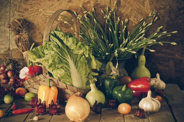 Stilleben grönsaker, örter och frukter. — Stockfoto