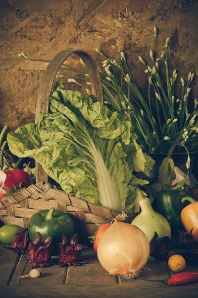 Stilleven groenten, kruiden en fruit. — Stockfoto