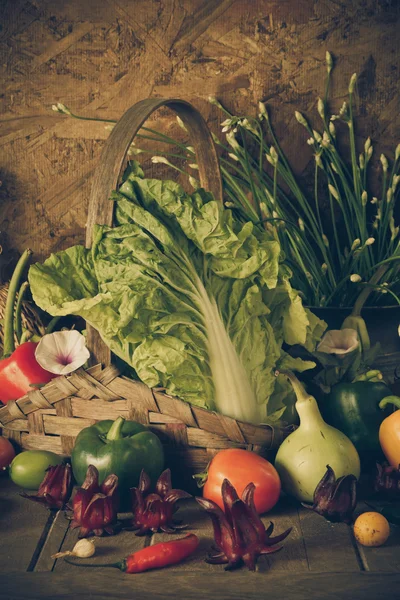 Stilleven groenten, kruiden en fruit. — Stockfoto