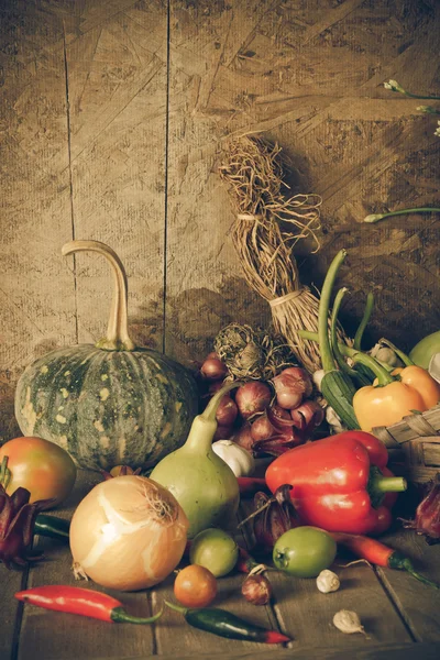 Stilleven groenten, kruiden en fruit. — Stockfoto