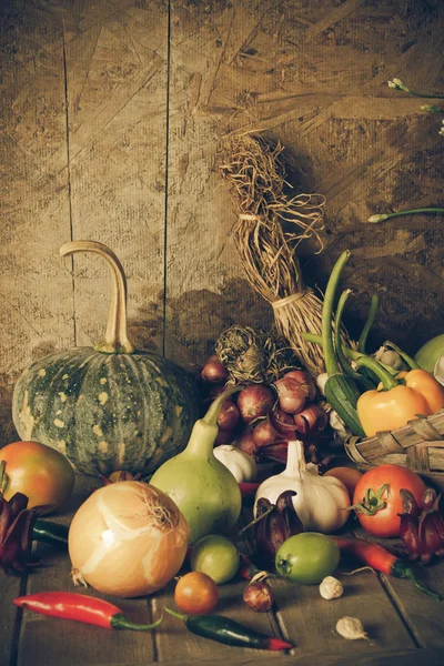 Stilleven groenten, kruiden en fruit. — Stockfoto