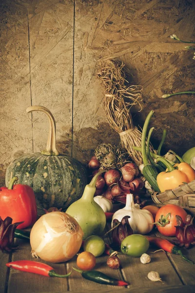 Stillleben Gemüse, Kräuter und Obst. — Stockfoto