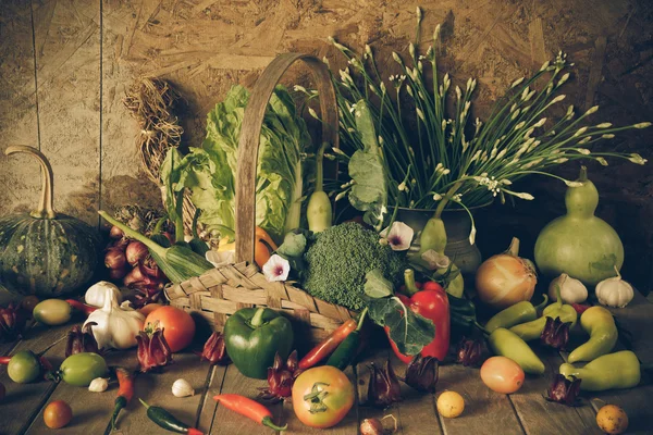 Stilleben grönsaker, örter och frukter. — Stockfoto