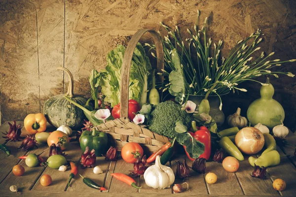 Stilleben grönsaker, örter och frukter. — Stockfoto