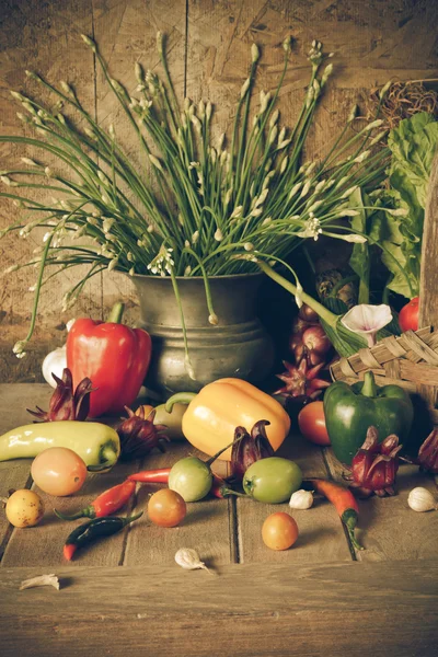 Stilleben grönsaker, örter och frukter. — Stockfoto