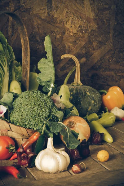 Stilleben grönsaker, örter och frukter. — Stockfoto