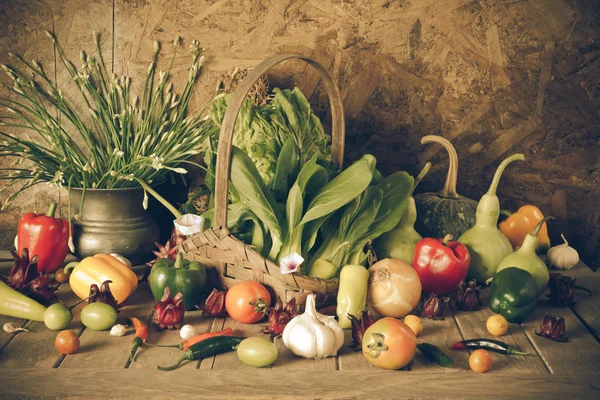 Nature morte Légumes, herbes et fruits . — Photo