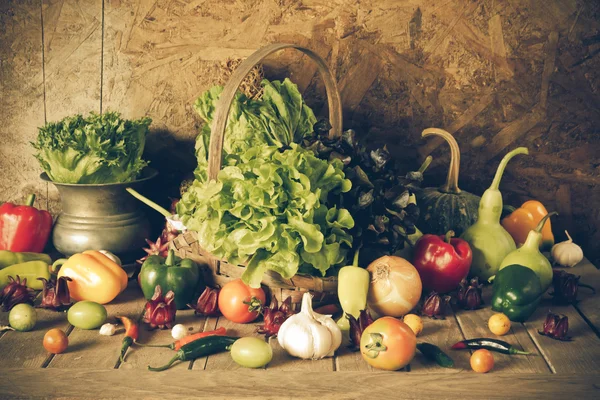 Stilleben grönsaker, örter och frukter. — Stockfoto