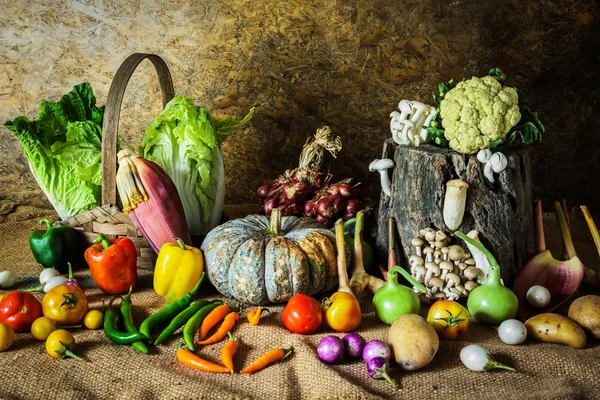 Nature morte Légumes, herbes et fruits — Photo