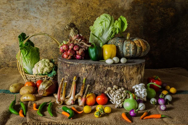 Natürmort sebzeler, otlar ve meyveler — Stok fotoğraf