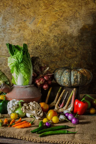 Stillleben Gemüse, Kräuter und Früchte — Stockfoto