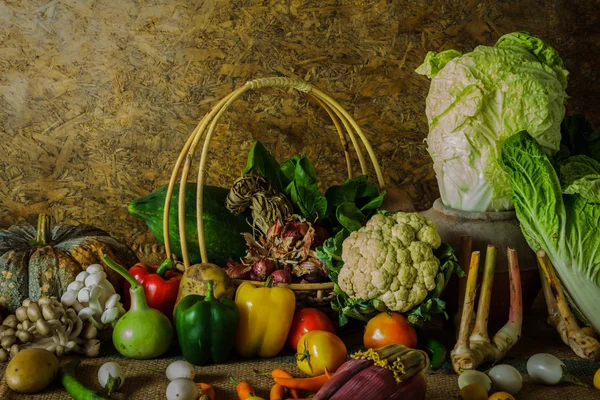 Nature morte Légumes, herbes et fruits — Photo