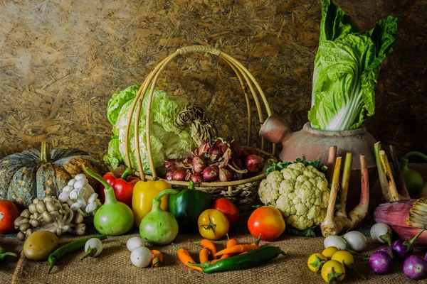 Csendélet zöldségekkel, gyógynövények és gyümölcsök — Stock Fotó