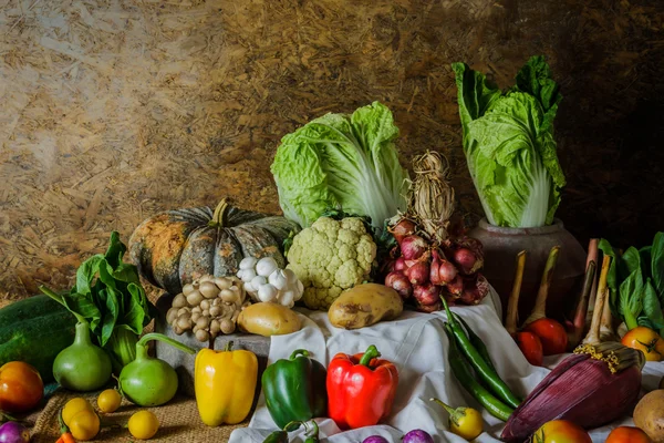 Stilleben - grønnsaker, urter og frukt – stockfoto