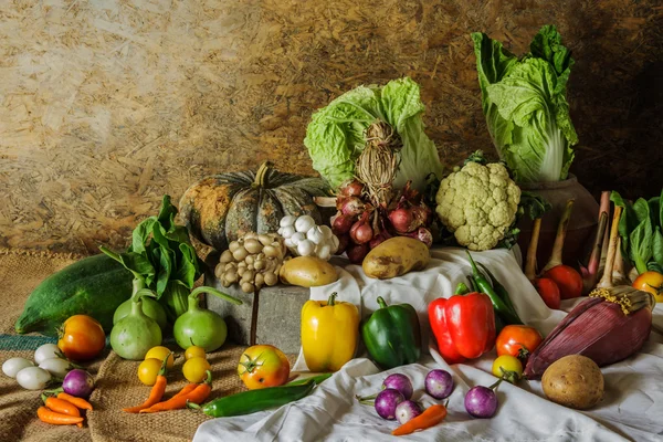 Stillleben Gemüse, Kräuter und Früchte — Stockfoto