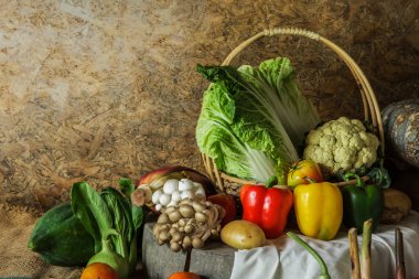 Natürmort sebzeler, otlar ve meyveler 