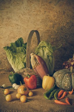 Natürmort sebzeler, otlar ve meyveler 