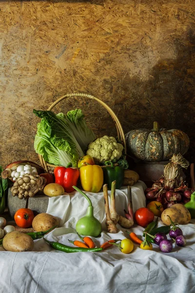 Vida morta Legumes, ervas e frutas — Fotografia de Stock