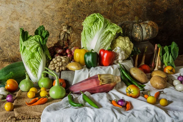 Vida morta Legumes, ervas e frutas — Fotografia de Stock