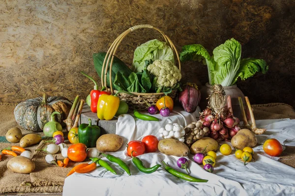 Nature morte Légumes, herbes et fruits — Photo