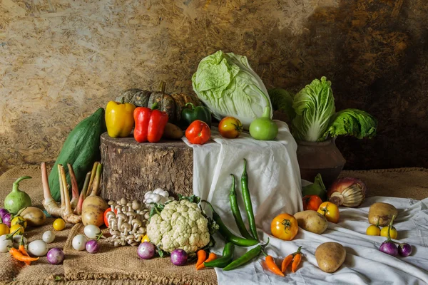 Stilleben grönsaker, örter och frukter — Stockfoto