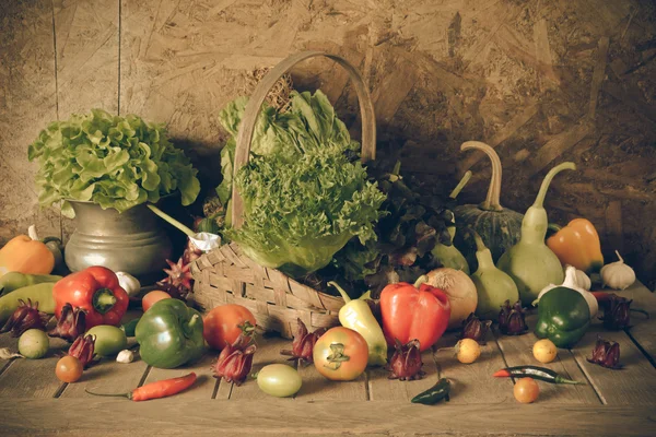 Nature morte Légumes, herbes et fruits . — Photo