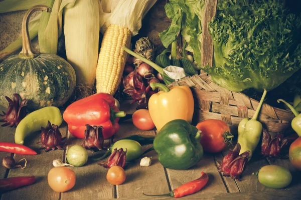 Stilleven groenten, kruiden en fruit. — Stockfoto