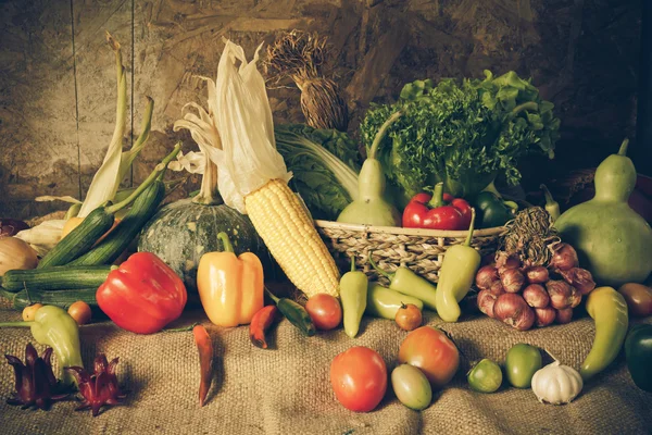 Stilleven groenten, kruiden en fruit. — Stockfoto