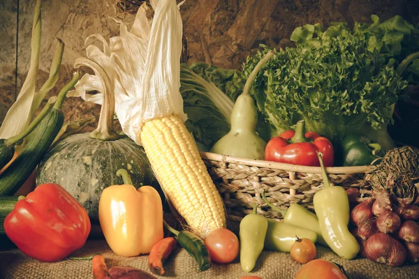 Stilleven groenten, kruiden en fruit. — Stockfoto