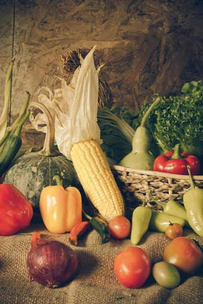 Stilleven groenten, kruiden en fruit. — Stockfoto