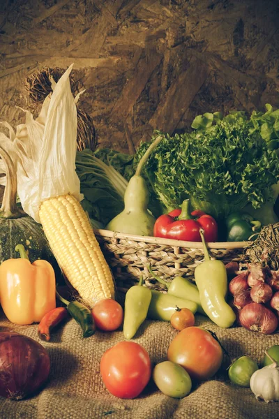 Nature morte Légumes, herbes et fruits . — Photo