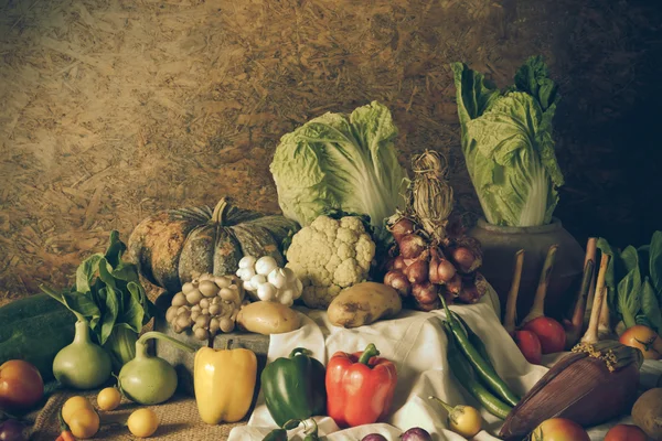 Stilleben grönsaker, örter och frukter — Stockfoto