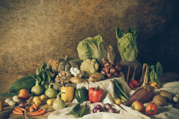 Νεκρή φύση λαχανικά, βότανα και φρούτα — Φωτογραφία Αρχείου