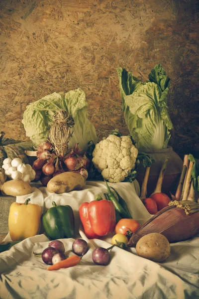 Stilleben grönsaker, örter och frukter — Stockfoto