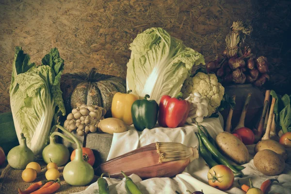 Csendélet zöldségekkel, gyógynövények és gyümölcsök — Stock Fotó