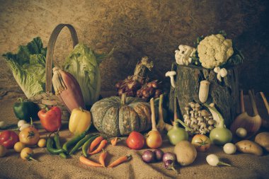 Natürmort sebzeler, otlar ve meyveler 