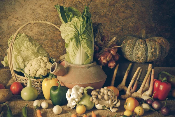 Natürmort sebzeler, otlar ve meyveler — Stok fotoğraf