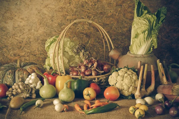 Натюрморт Овощи, травы и фрукты — стоковое фото