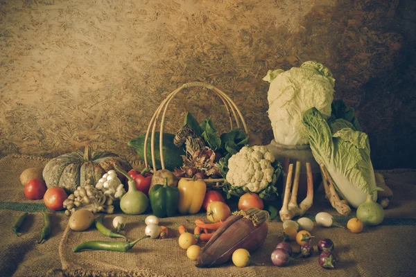 Stilleben grönsaker, örter och frukter — Stockfoto